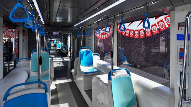 100'üncü yıla özel tramvaylar İzmir sokaklarında