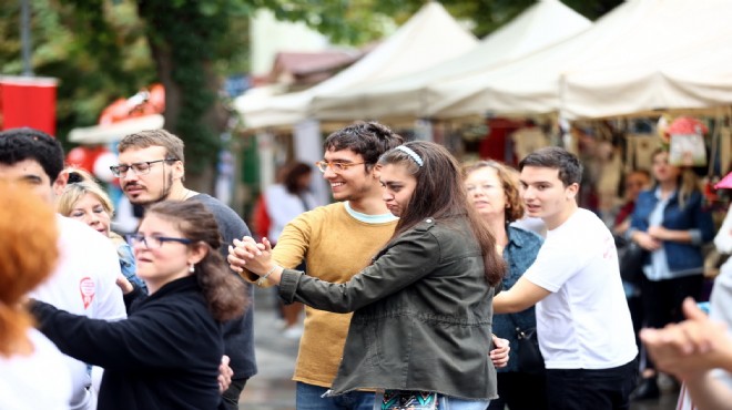 100. yıl coşkusu sürüyor... Konak'ta engelsiz vals gösterisi!