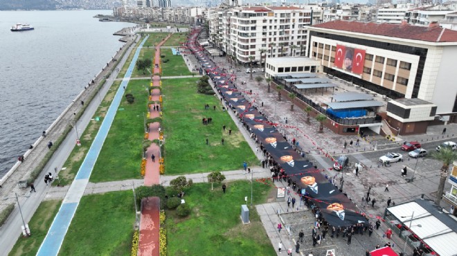 350 metrelik dev Atatürk posteri taşındı... İzmir'de Ata’ya Saygı Yürüyüşü!