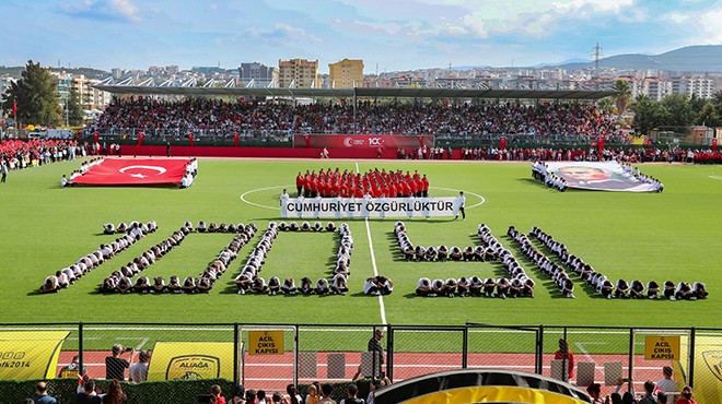 Aliağalılar cumhuriyet için Atatürk Stadı'na koştu