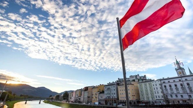 Avusturya'da restorandaki İslamofobik tabelaya tepki