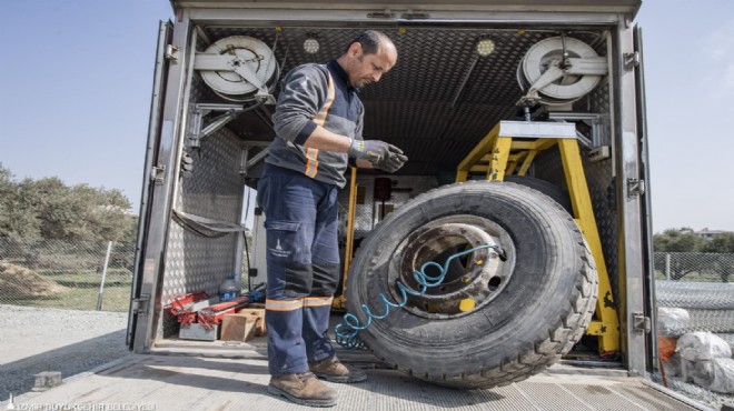 Büyükşehir ekipleri, araçları yolda bırakmıyor