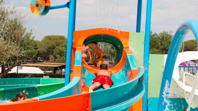 Çocuklar Başkan Çerçioğlu'nun Aydın'a kazandırdığı Tekstil Park'taki Aquapark'ta gönüllerince eğleniyor