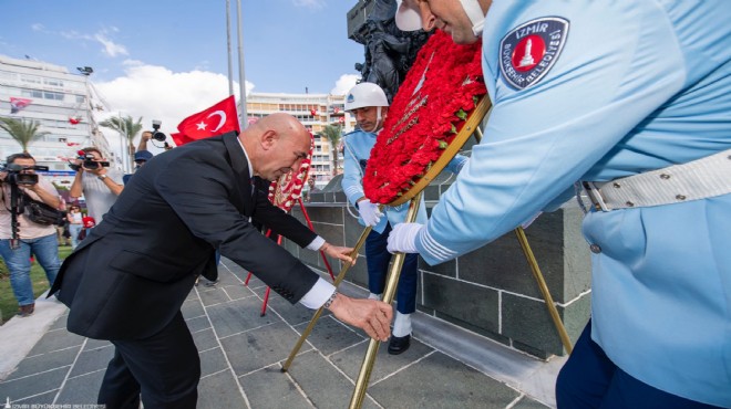 Cumhuriyet'in 100. yılında Ata'ya çelenk bırakıldı