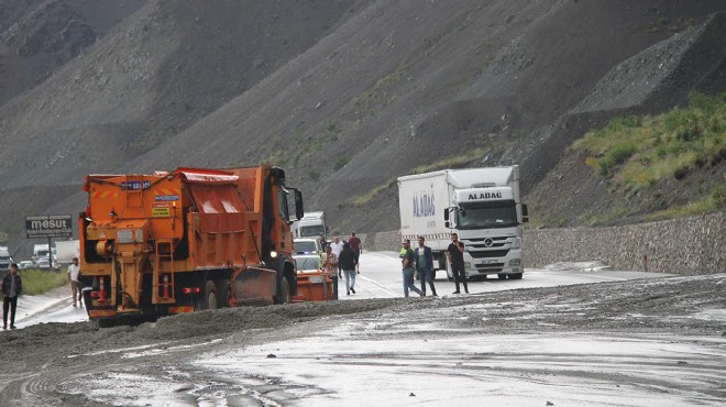 Erzincan-Sivas kara yolunda heyelan: Yol kapandı