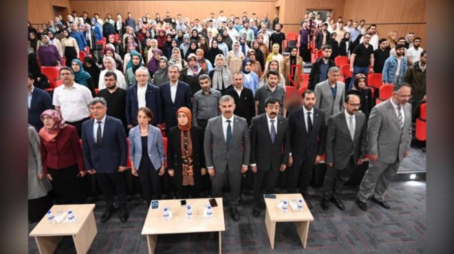 İstiklal Marşı okunurken ayağa kalkmayan akademisyene soruşturma