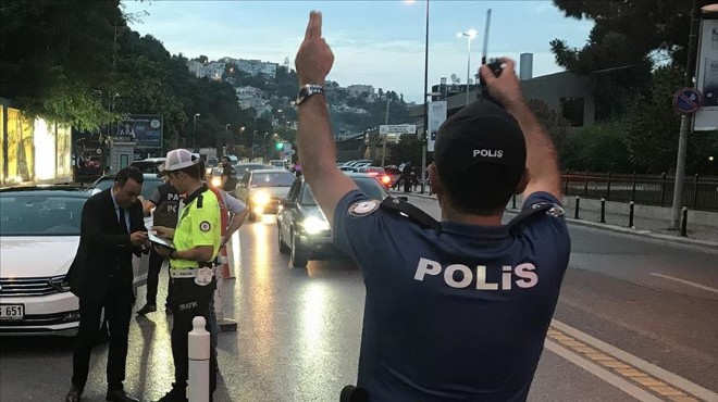 İzmir'de çeşitli suçlardan aranan 3 kişi yakalandı