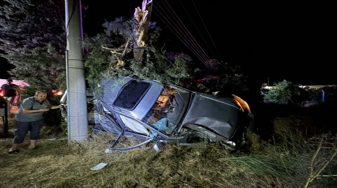 Önce direğe, sonra ağaca çarptı... İzmir'de acı son!