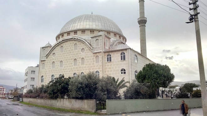 İzmir'deki camide dehşet anları... Namaz başladı, boğazını kesti!