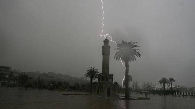 İzmir'de kuvvetli sağanak!