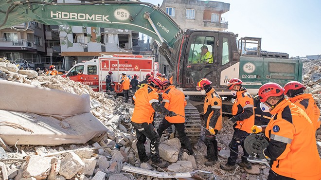 İzmir İtfaiyesi: Son vatandaşımızı alana kadar buradayız