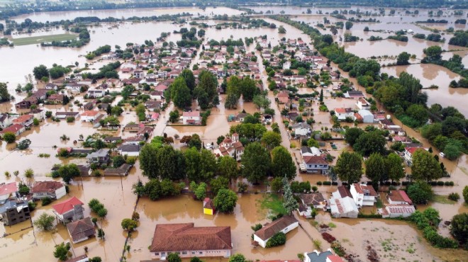 Komşu'daki selde can kaybı sayısı 10'a çıktı