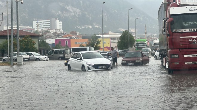 Kütahya'da sağanak, hayatı olumsuz etkiledi