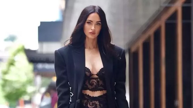 Megan Fox üzerine küçük gelen bikinisiyle nefes kesti!