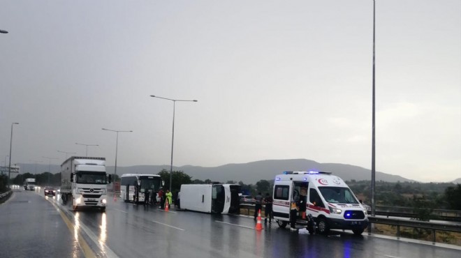 Tarım işçilerini taşıyan midibüs devrildi: 12 yaralı