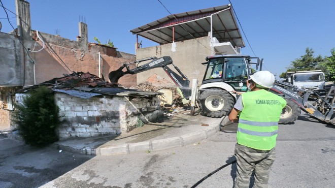 Tehlike ortadan kalkıyor... Konak’ta metruk bina hamlesi!