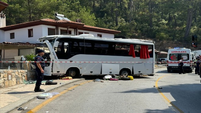 Tur midibüsü araçları biçti: Korkunç kazada can pazarı!